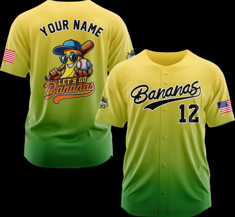 Puede incluir: Dos camisetas de b&eacute;isbol amarillas y verdes. Una camiseta tiene "YOUR NAME" en la espalda y un pl&aacute;tano de dibujos animados con gafas de sol sosteniendo un bate y una pelota de b&eacute;isbol. La otra camiseta tiene "Bananas" y el n&uacute;mero "12" en la parte delantera.