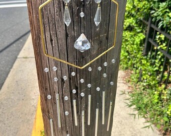 Sino de vento geométrico em ouro e cristal