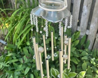 Sino de vento de vidro com detalhes em cristal.