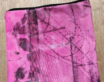 Bolsa artesanal rosa de algodão: estampa grunge distópica, detalhes brilhantes.