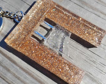 Chaveiro de resina guilhotina com glitter dourado