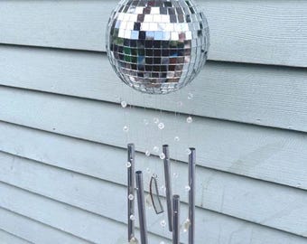 Bola de discoteca e sino de vento de cristal