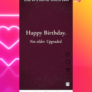 Op de afbeelding: Een digitale schermkaart met een donkerpaarse textuurachtergrond en witte tekst: SEND AS A DIGITAL SCREEN CARD, Happy Birthday. Not older. Upgraded. Het ontwerp bevat een interface van sociale media met verschillende iconen.