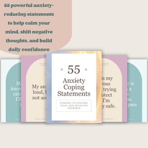 以下が含まれることがあります： 「55の不安に対処するためのステートメント」というタイトルと「グラウンド、落ち着き、安心させるためのフレーズ」というテキストが書かれたカードのセット。カードはパステルカラーです。