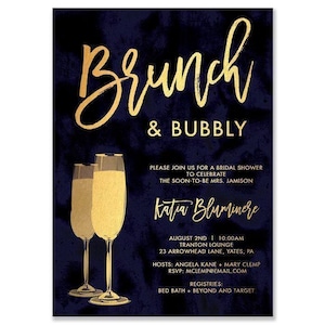 Könnte beinhalten: Eine marineblaue Einladung mit goldfarbenem Schriftzug "Brunch & Bubbly". Zwei Champagnergläser sind im Vordergrund. Die Einladung ist für eine Brautparty zur Feier der zukünftigen Mrs. Jamison.