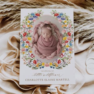 Anuncio de nacimiento de nuestra pequeña flor silvestre, anuncio de nacimiento de niña primaveral, bebé de flores silvestres, anuncio de nacimiento con foto de nuestra pequeña flor silvestre