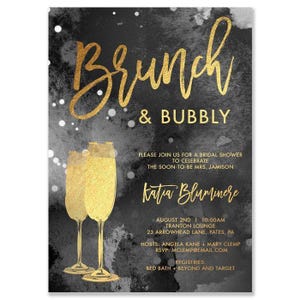 Könnte beinhalten: Einladung zur Brautparty mit goldener Schrift auf einem schwarz-grauen Aquarellhintergrund. Die Worte "Brunch & Bubbly" sind in großer goldener Schrift geschrieben. Zwei Champagnergläser sind in Gold dargestellt. Eventdetails sind ebenfalls enthalten.