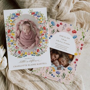 Tarjeta de anuncio de nacimiento de corona de flores, anuncio de bebé Bobo de flores silvestres, tarjeta fotográfica de anuncio de recién nacido de flores silvestres brillantes, bebé de bienvenida