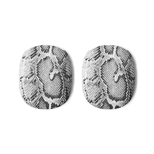 Könnte beinhalten: Zwei ovale Nagelkunst-Abziehbilder mit einem Schlangenmuster in Schwarz, Weiß und Grau. Die Abziehbilder sind nebeneinander auf einem weißen Hintergrund platziert. Das Schlangenmuster ist detailliert und realistisch.