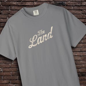 Puede incluir: Conjunto de tres jarrones de cerámica blanca con textura acanalada. Los jarrones varían en altura: aproximadamente 25 cm, 20 cm y 15 cm. El diseño es uniforme.