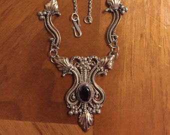 Sterlingzilver, goud en granaatketting uit Bali. 16,40"