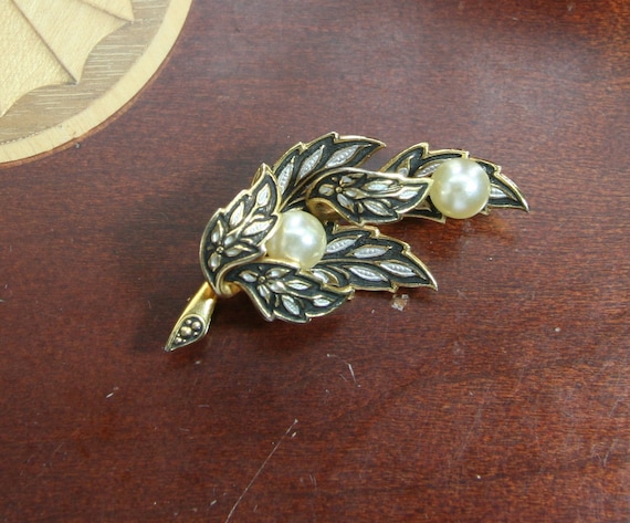 Leaf and Faux pearl Brooch. - image 1