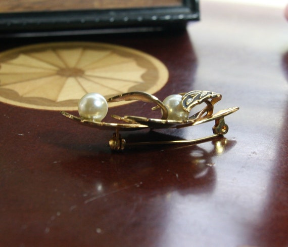 Leaf and Faux pearl Brooch. - image 4