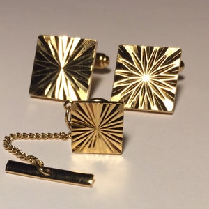 Boutons de manchette dorés avec attaches assorties. Diamant étoilé