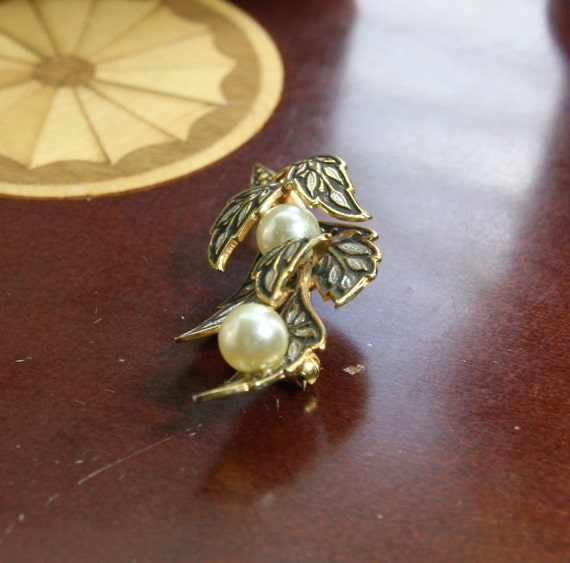 Leaf and Faux pearl Brooch. - image 3