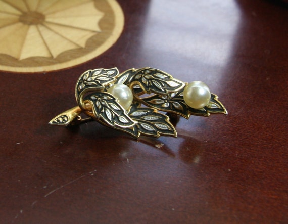 Leaf and Faux pearl Brooch. - image 2