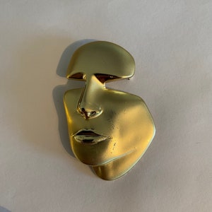 Man’s face gold plated Brooch