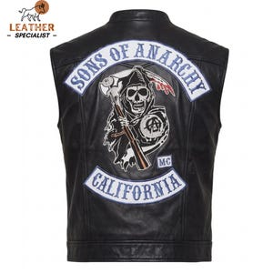 Może przedstawiać: Czarna skórzana kamizelka z dużą naszywką na plecach. Naszywka przedstawia napis "SONS OF ANARCHY" nad grafiką czaszki z kosą i "CALIFORNIA" poniżej. Kamizelka jest bez rękawów.