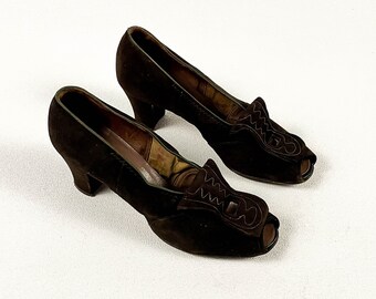 1940s Brown Suede Pumps / Decorative Art Deco Detail / Embroidery / Tongue / Size 8 / Leather / Pin Up / ww2 / Vintage Pumps / Peep Toe /