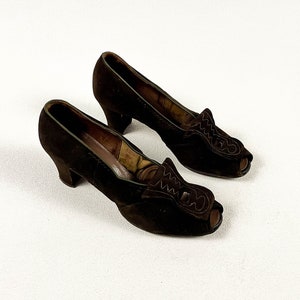 1940s Brown Suede Pumps / Decorative Art Deco Detail / Embroidery / Tongue / Size 8 / Leather / Pin Up / ww2 / Vintage Pumps / Peep Toe / image 1