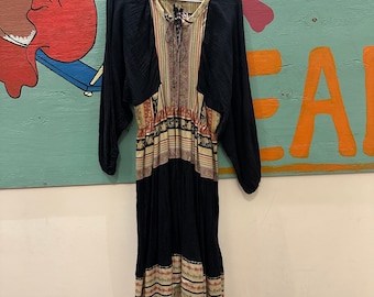 1970er Jahre Kleid aus Gaze / Baumwolle / Gaze / Paisley-Druck / Streifen / Hippie / Dolman Ärmel / Medium / Schwarze Blumen / Prärie / Mixed Print / 70s