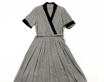 1940s Boston Maid Blue and White Cold Rayon Diamond Print Kleid mit passendem Gürtel / Allover Print / Novelty Print / Medium Large