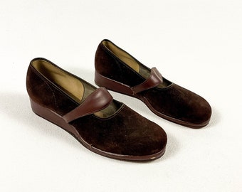 1940s Kickerinos Brown Mary Janes  Platform Wedge / 40s shoes / Size 8.5 / Padded Sole / Rounded Toe / Beige / Suede / Leather / 8 / Preppy