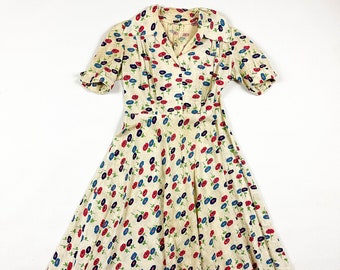 1930s Daisy Floral Novelty Print Day Dress / Medium / Floral / Feedsack Dress / Cotton / Empire Waist / Short Sleeve / 30 Waist / Skater