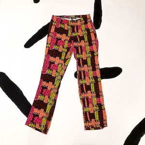 Peut inclure: Pantalon à motif tissé brun, rose et vert.