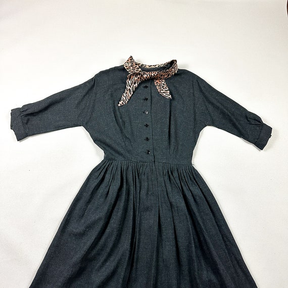 Vintage 1950s Grey Fit and Flare Day Dress with C… - image 3
