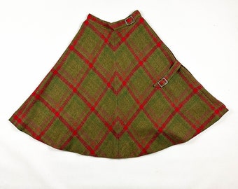 1940s Green and Red Plaid Tweed Circle Skirt / 24 Waist / Fit and Flare / Buckles / Straps / 50s / New Look / Pockets / Fall / Belt / XS