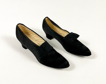 1920s / 1930s Black Satin Pointy Shoes with Grosgrain Bow / House Shoes / Bed Shoes / Size 8 / Antique / Boudoir / Flapper / Low Heel /