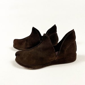 1940s Brown Suede Pointy Wedge Boots / Booties / Slip On / Leather / 1940s / Solid / 8 / Seamed / Novelty / Robin Hood / image 4