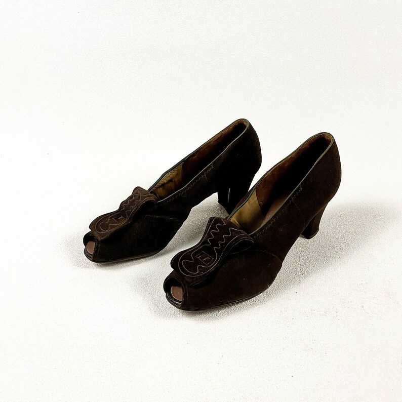 1940s Brown Suede Pumps / Decorative Art Deco Detail / Embroidery / Tongue / Size 8 / Leather / Pin Up / ww2 / Vintage Pumps / Peep Toe / image 4