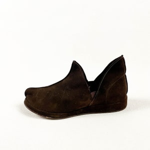 1940s Brown Suede Pointy Wedge Boots / Booties / Slip On / Leather / 1940s / Solid / 8 / Seamed / Novelty / Robin Hood / image 5