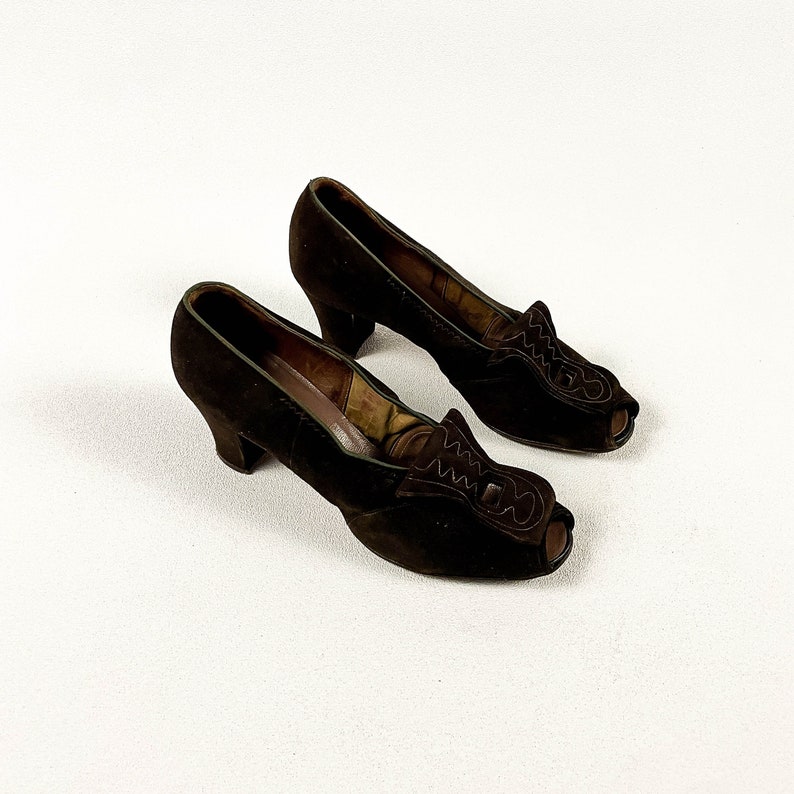 1940s Brown Suede Pumps / Decorative Art Deco Detail / Embroidery / Tongue / Size 8 / Leather / Pin Up / ww2 / Vintage Pumps / Peep Toe / image 1
