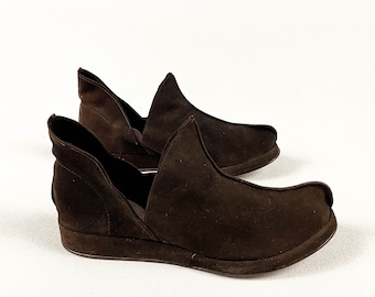 1940s Brown Suede Pointy Wedge Boots / Booties / Slip On / Leather / 1940s / Solid / 8 / Seamed / Novelty / Robin Hood /
