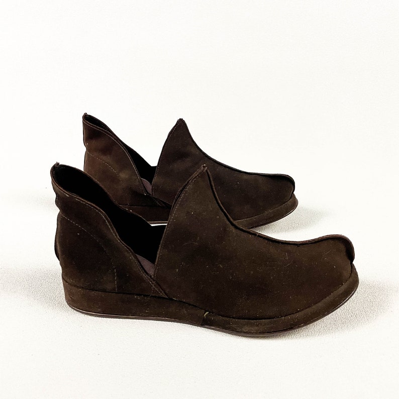 1940s Brown Suede Pointy Wedge Boots / Booties / Slip On / Leather / 1940s / Solid / 8 / Seamed / Novelty / Robin Hood / image 1
