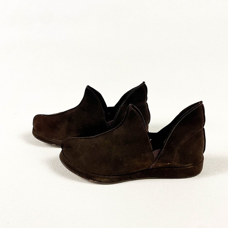 1940s Brown Suede Pointy Wedge Boots / Booties / Slip On / Leather / 1940s / Solid / 8 / Seamed / Novelty / Robin Hood / image 3