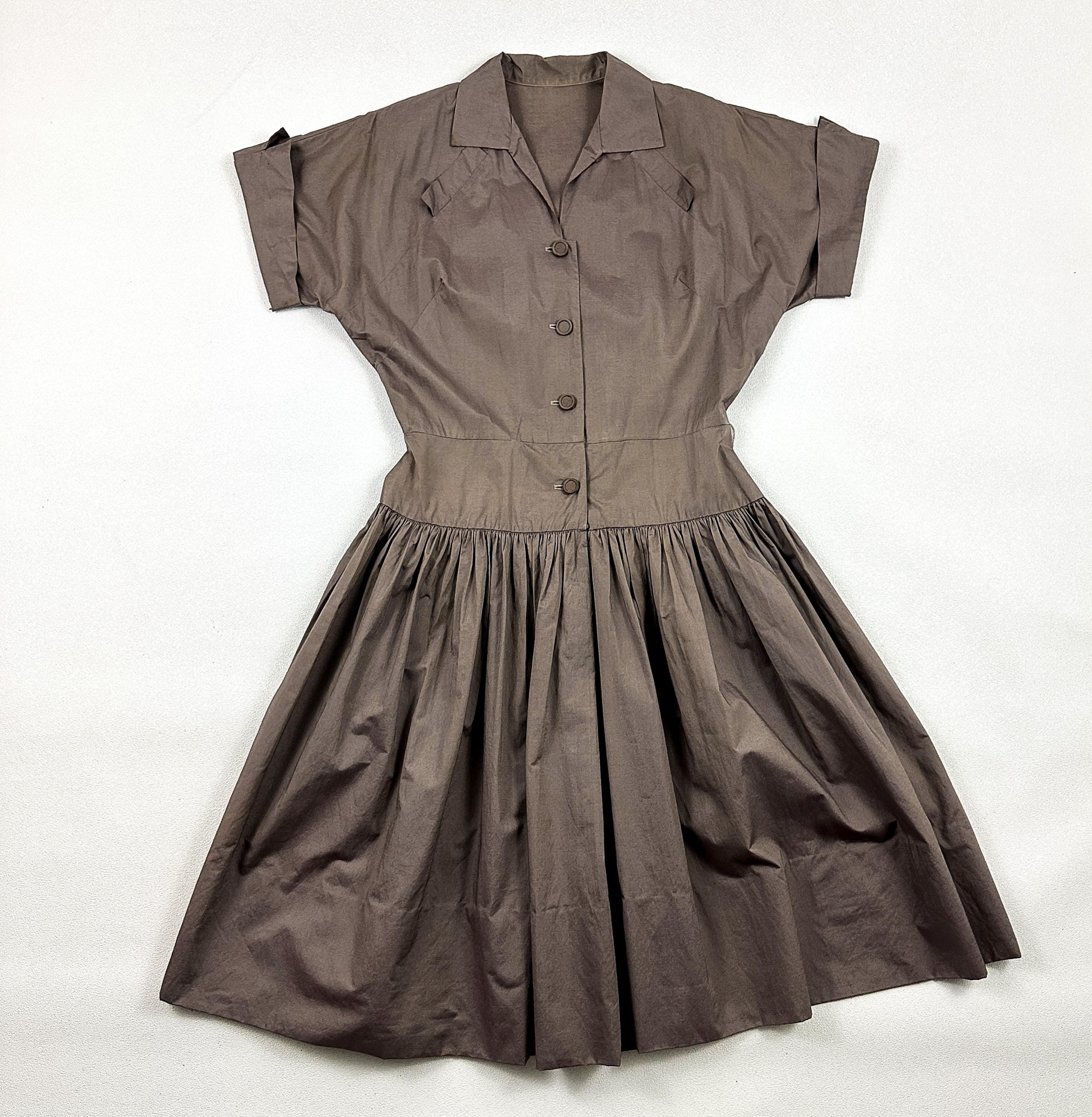 1940s 1950s Light Brown Sharkskin Short Sleeve Shirt Dress / Drop Waist / Pleated Skirt / Ballerina / Full Skirt / Mouse / Small / Medium /