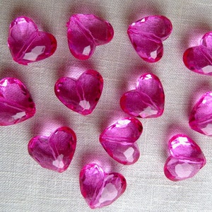 Hartkralen, 12 acrylgefacetteerde hartkralen, felroze dikke kralen, kauwgomhartkralen in HEET ROZE