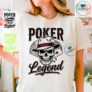 Puede incluir: Camiseta color crema con una calavera que lleva un sombrero fedora y fuma un cigarrillo, con naipes abanicados detrás. El texto "POKER Legend" está encima y debajo del gráfico de la calavera en una fuente audaz y estilizada.