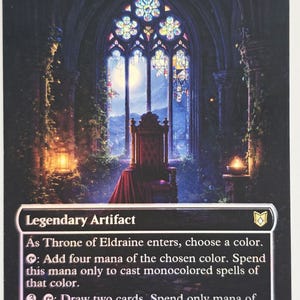 Op de afbeelding: Een Magic: The Gathering-kaart getiteld "Throne of Eldraine". De kaart toont een troonzaal met een glas-in-loodraam. Het is een legendarisch artefact met tekst die de vaardigheden beschrijft. De kunstenaar is Chris Bauer. De manakosten zijn 5.