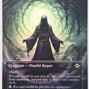 Op de afbeelding: Een Magic: The Gathering-kaart met "Dauthi Voidwalker". De illustratie toont een figuur met een kap in donkerpaarse gewaden met uitgestrekte armen tegen een wervelende groen-gele achtergrond. De kaarttekst bevat "Creature - Dauthi Rogue" en andere speld details.