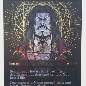 Könnte beinhalten: Sammelkarte "Vampiric Tutor" mit einer stilisierten Illustration eines blassen Mannes mit langen schwarzen Haaren und einem Ziegenbart. Schwarzer Hintergrund mit goldenen Akzenten und Text, der die Kartenfunktion beschreibt.