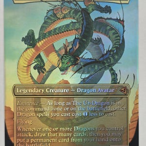 Peut inclure: Carte de jeu holographique avec "The Ur-Dragon", une créature légendaire Dragon Avatar. L'illustration détaillée montre un dragon à plusieurs têtes en vert, bleu et orange. Le texte comprend les capacités de la carte et une puissance/endurance de 10/10.
