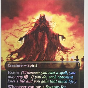 Può includere: Una carta di Magic: The Gathering con il Crypt Ghast, una figura spettrale in una veste con cappuccio con le braccia tese. La carta ha uno sfondo scuro e infuocato e include il testo "Creatura - Spirito" e "Estorsione".