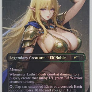Può includere: Una carta di Magic: The Gathering con Lathril, Blade of the Elves. La carta raffigura un'elfa con lunghi capelli biondi, che indossa un'armatura dorata e un mantello blu. La carta è etichettata "Legendary Creature - Elf Noble" e include il testo del gioco.