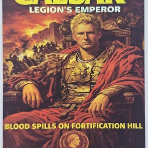 Puede incluir: Una tarjeta coleccionable rectangular titulada CAESAR LEGION'S EMPEROR que muestra a una figura rubia con armadura dorada y capa roja sentada en un trono. El fondo muestra una escena de batalla. El texto incluye 35c, BLOOD SPILLS ON FORTIFICATION HILL y 001 SLD EN.