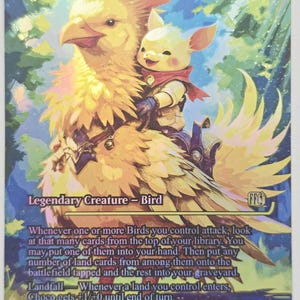 Może przedstawiać: Karta Magic: The Gathering z "Choco, Seeker of Paradise". Karta przedstawia dużego żółtego ptaka z małą istotą na grzbiecie. Karta zawiera tekst opisujący zdolności stworzenia i jest oznaczona jako Legendarna Istota - Ptak.